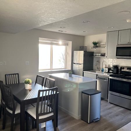 Above Ground Basement Apartment 2 Bedroom 1 B Retreat With Gorgeous View Draper Bagian luar foto