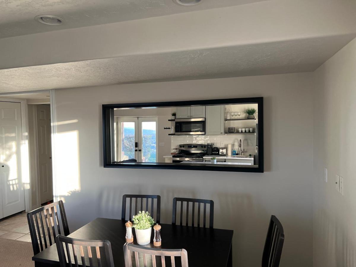 Above Ground Basement Apartment 2 Bedroom 1 B Retreat With Gorgeous View Draper Bagian luar foto