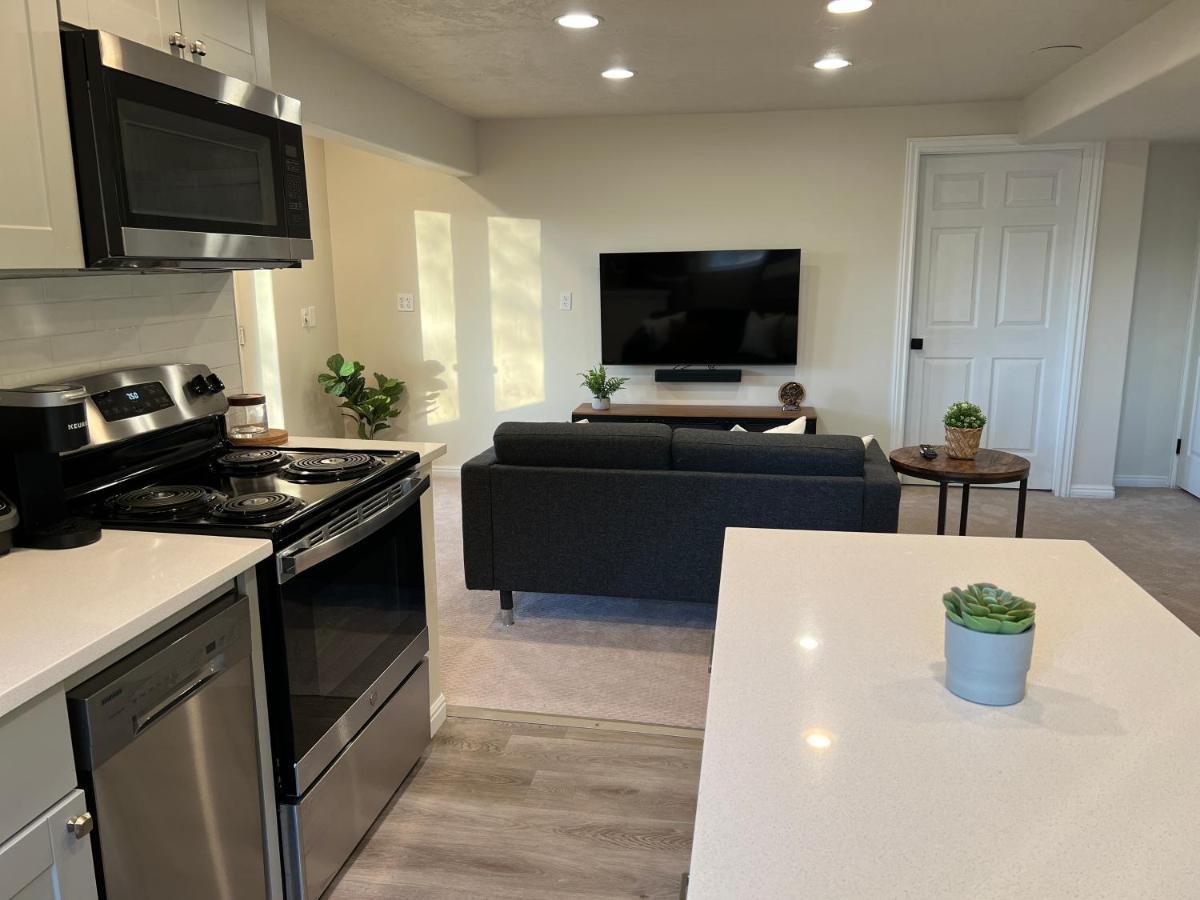 Above Ground Basement Apartment 2 Bedroom 1 B Retreat With Gorgeous View Draper Bagian luar foto