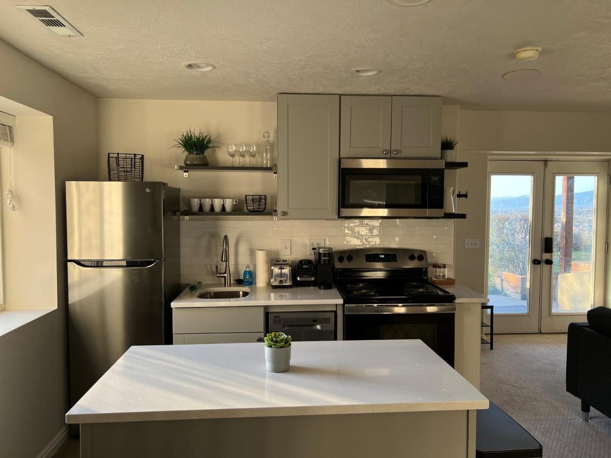 Above Ground Basement Apartment 2 Bedroom 1 B Retreat With Gorgeous View Draper Bagian luar foto