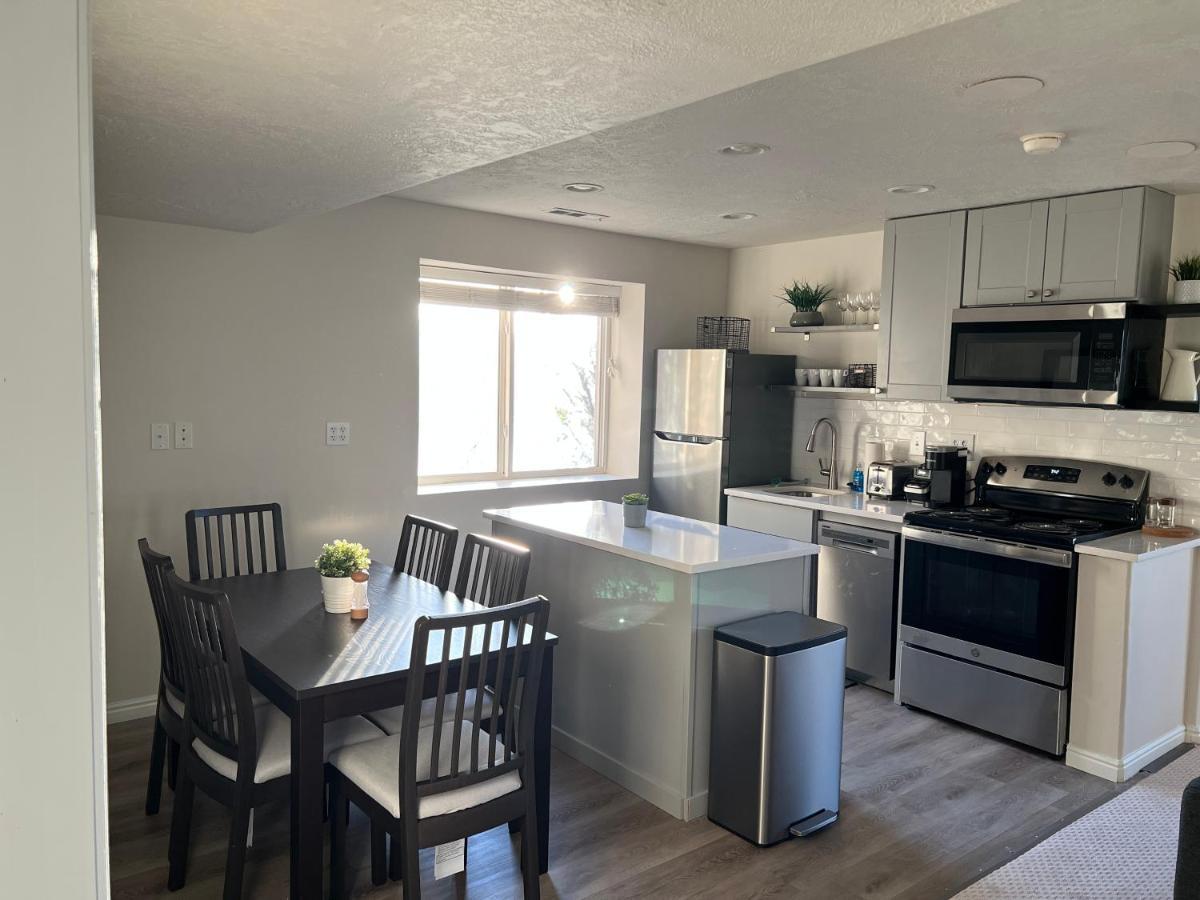 Above Ground Basement Apartment 2 Bedroom 1 B Retreat With Gorgeous View Draper Bagian luar foto