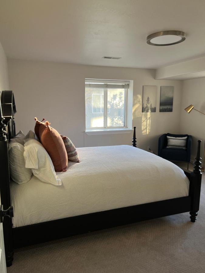 Above Ground Basement Apartment 2 Bedroom 1 B Retreat With Gorgeous View Draper Bagian luar foto