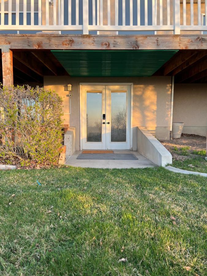 Above Ground Basement Apartment 2 Bedroom 1 B Retreat With Gorgeous View Draper Bagian luar foto