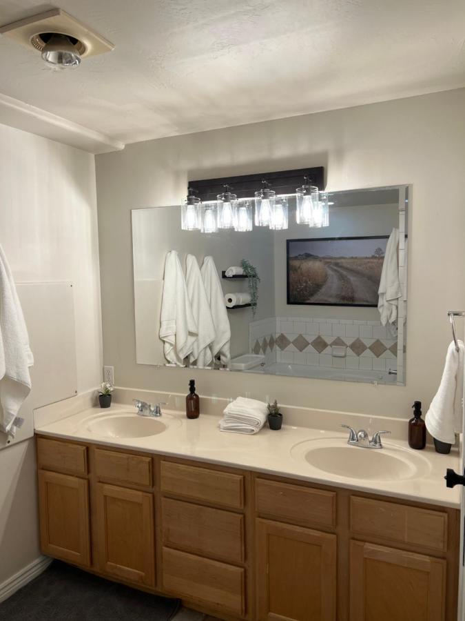 Above Ground Basement Apartment 2 Bedroom 1 B Retreat With Gorgeous View Draper Bagian luar foto
